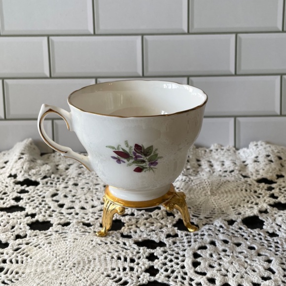 Purple Violets Colclough brand Tea Cup and Saucer Bone China / G665 / pattern # - Picture 6 of 10